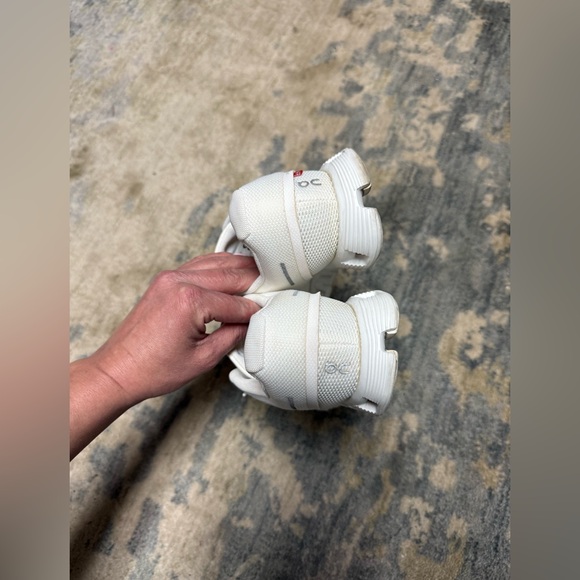 ON Running Shoes size 6 - Picture 3 of 5